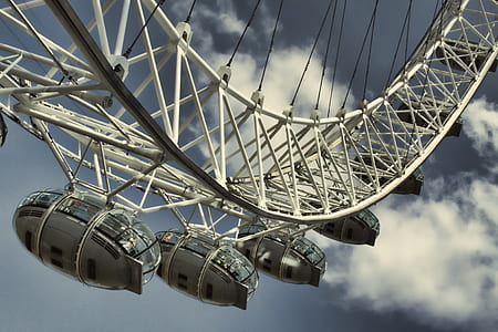 Ferris Wheel during Daytime