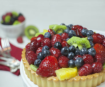selective focus photography of blueberry tart
