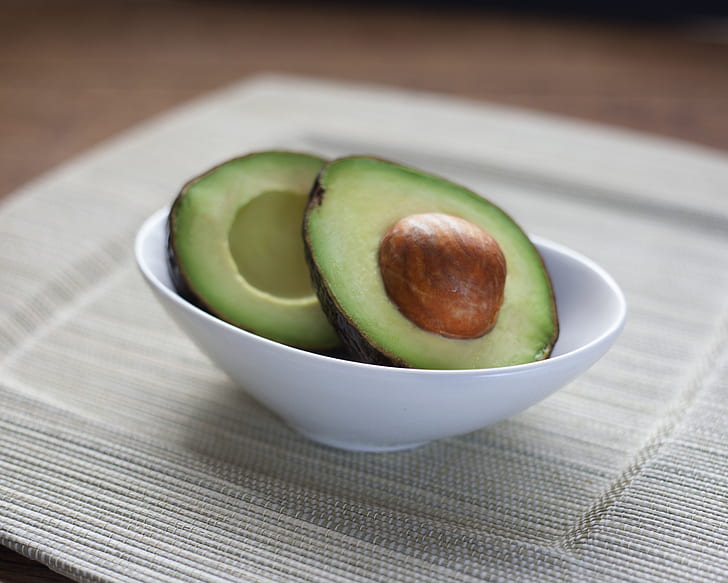 sliced avocado in bowl