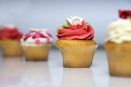 shallow focus photography of a cupcake with pink and white icings
