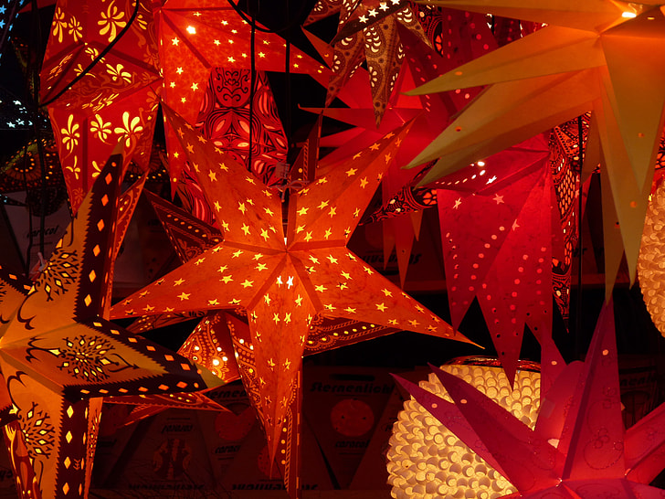 red star hanging lanterns